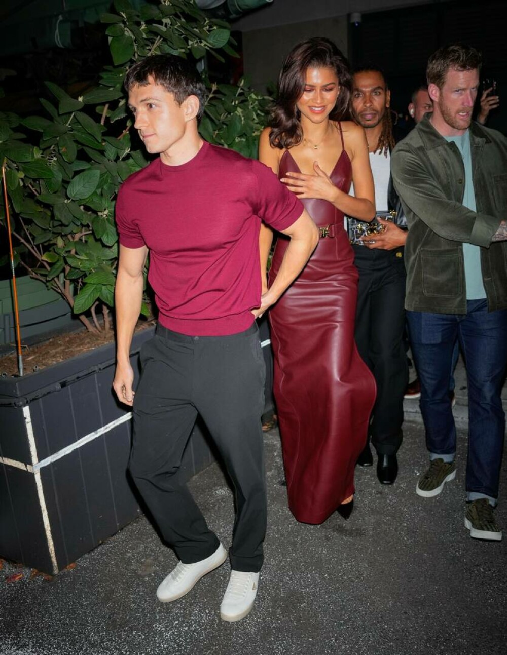 Tom Holland a devenit viral după ce a apărat-o pe Zendaya de paparazii. „Aveți grijă”. GALERIE FOTO - Imaginea 6