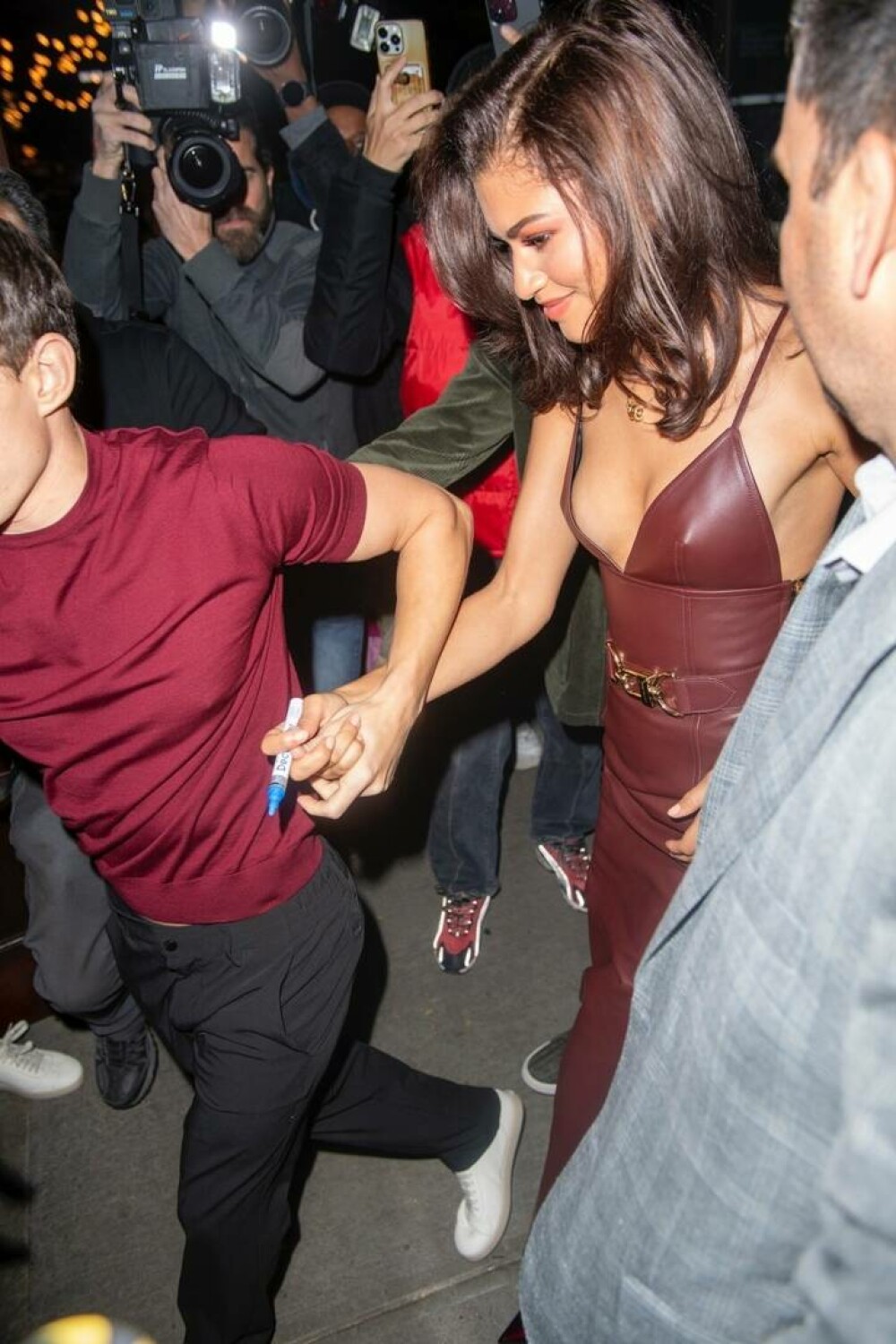 Tom Holland a devenit viral după ce a apărat-o pe Zendaya de paparazii. „Aveți grijă”. GALERIE FOTO - Imaginea 9