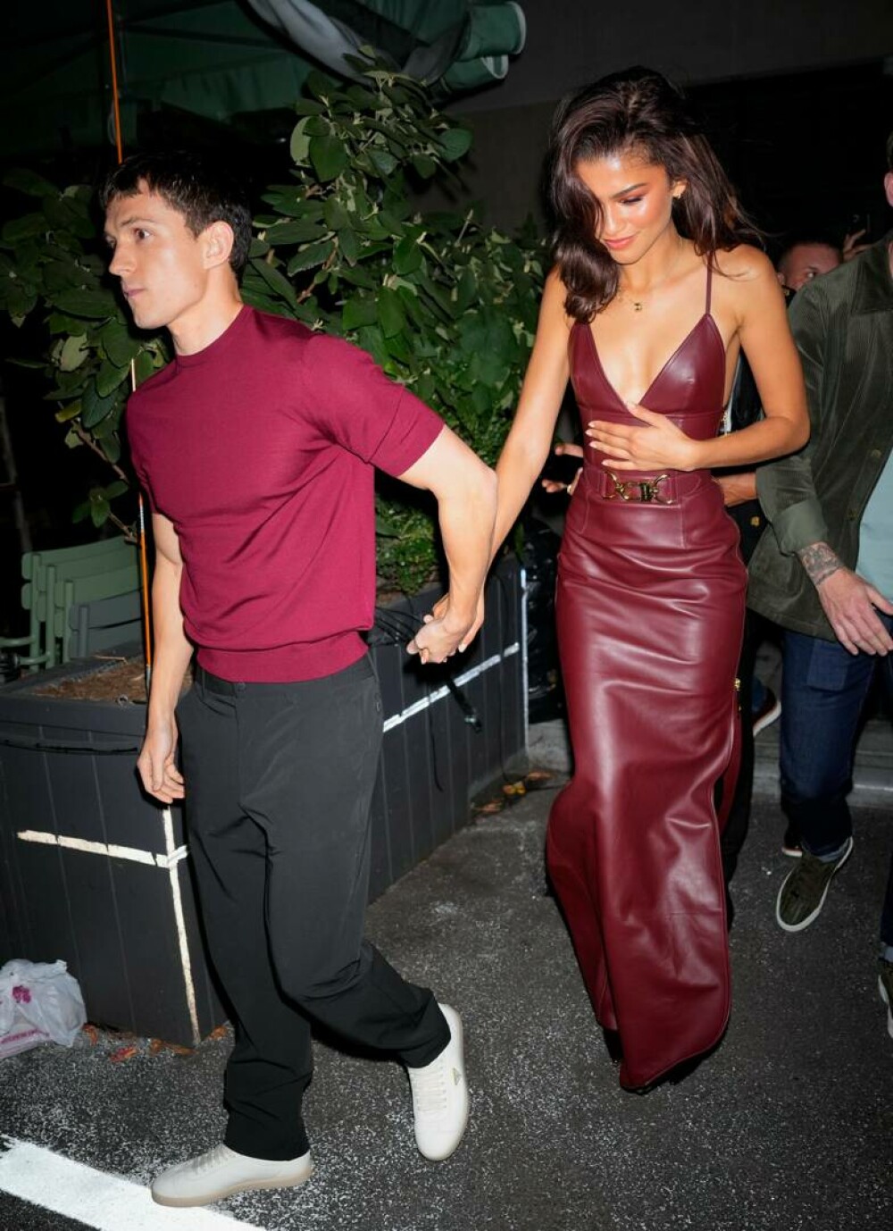 Tom Holland a devenit viral după ce a apărat-o pe Zendaya de paparazii. „Aveți grijă”. GALERIE FOTO - Imaginea 14