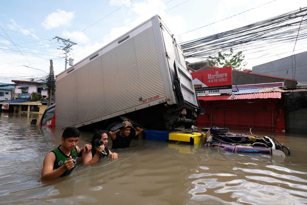 Furtuna tropicală Trami a lăsat în urma sa cel puţin 100 de morţi în Filipine. FOTO - Imaginea 13