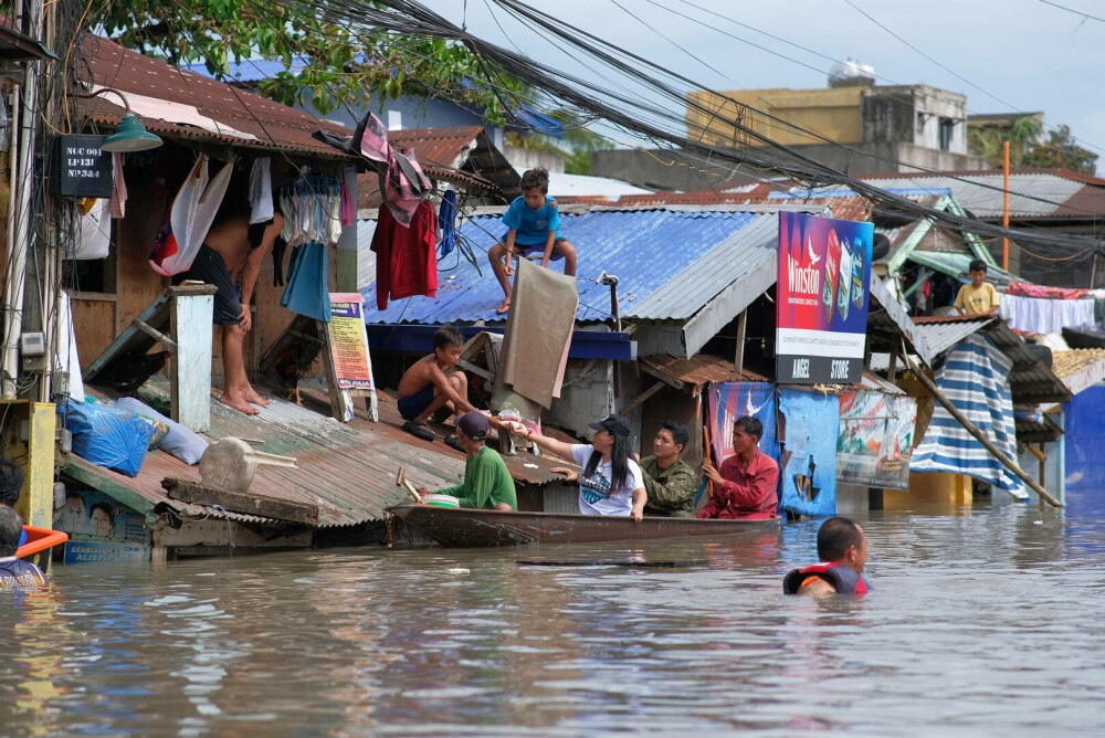 Furtuna tropicală Trami a lăsat în urma sa cel puţin 100 de morţi în Filipine. FOTO - Imaginea 14