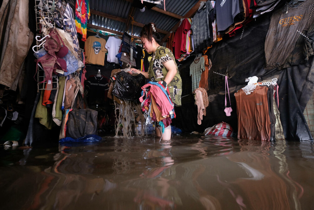 Furtuna tropicală Trami a lăsat în urma sa cel puţin 100 de morţi în Filipine. FOTO - Imaginea 11