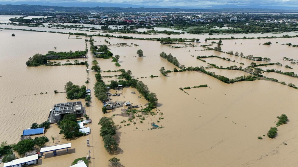 Furtuna tropicală Trami a lăsat în urma sa cel puţin 100 de morţi în Filipine. FOTO - Imaginea 8