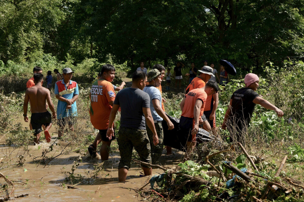 Furtuna tropicală Trami a lăsat în urma sa cel puţin 100 de morţi în Filipine. FOTO - Imaginea 4