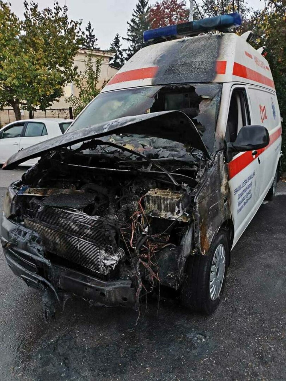 O salvare a Serviciului de Ambulanţă Judeţean Vaslui a luat foc în substaţia Huşi. FOTO - Imaginea 2