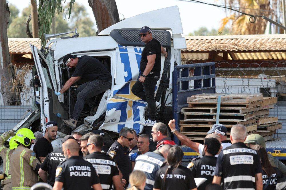 Zeci de persoane au fost rănite după ce un camion a intrat într-o staţie de autobuz din Israel. FOTO - Imaginea 1