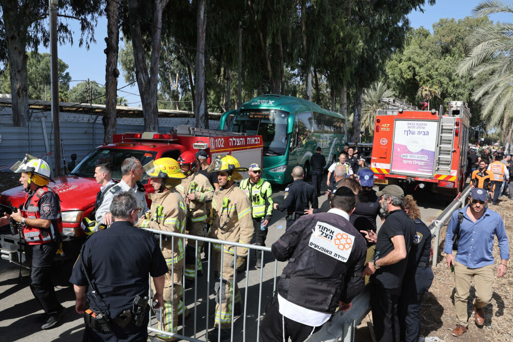 Zeci de persoane au fost rănite după ce un camion a intrat într-o staţie de autobuz din Israel. FOTO - Imaginea 2