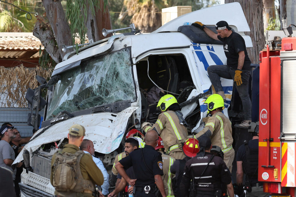 Zeci de persoane au fost rănite după ce un camion a intrat într-o staţie de autobuz din Israel. FOTO - Imaginea 3