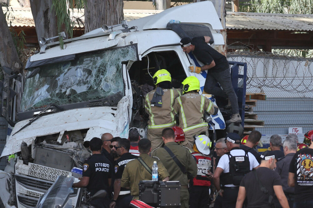 Zeci de persoane au fost rănite după ce un camion a intrat într-o staţie de autobuz din Israel. FOTO - Imaginea 4