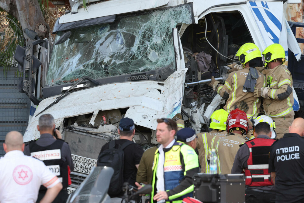 Zeci de persoane au fost rănite după ce un camion a intrat într-o staţie de autobuz din Israel. FOTO - Imaginea 5