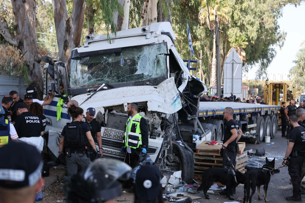 Zeci de persoane au fost rănite după ce un camion a intrat într-o staţie de autobuz din Israel. FOTO - Imaginea 6