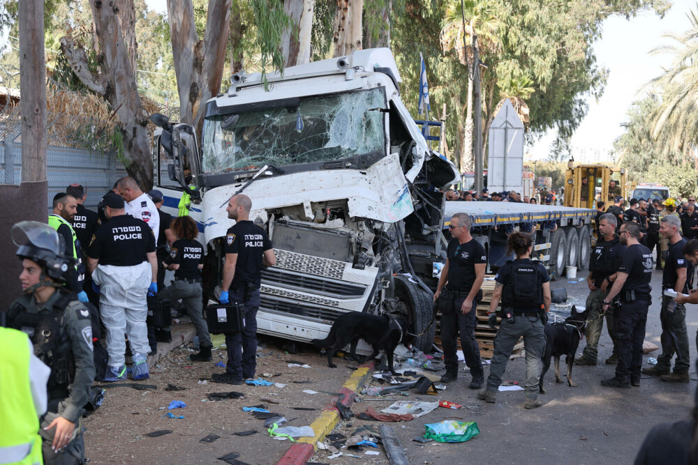 Zeci de persoane au fost rănite după ce un camion a intrat într-o staţie de autobuz din Israel. FOTO - Imaginea 7