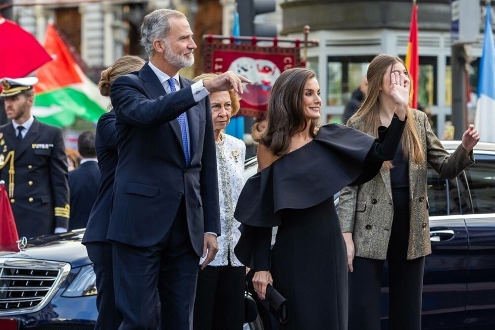 Regina Letizia a Spaniei, un simbol al eleganței. Ținuta care i-a pus în evidență silueta la o ceremonie | GALERIE FOTO - Imaginea 1