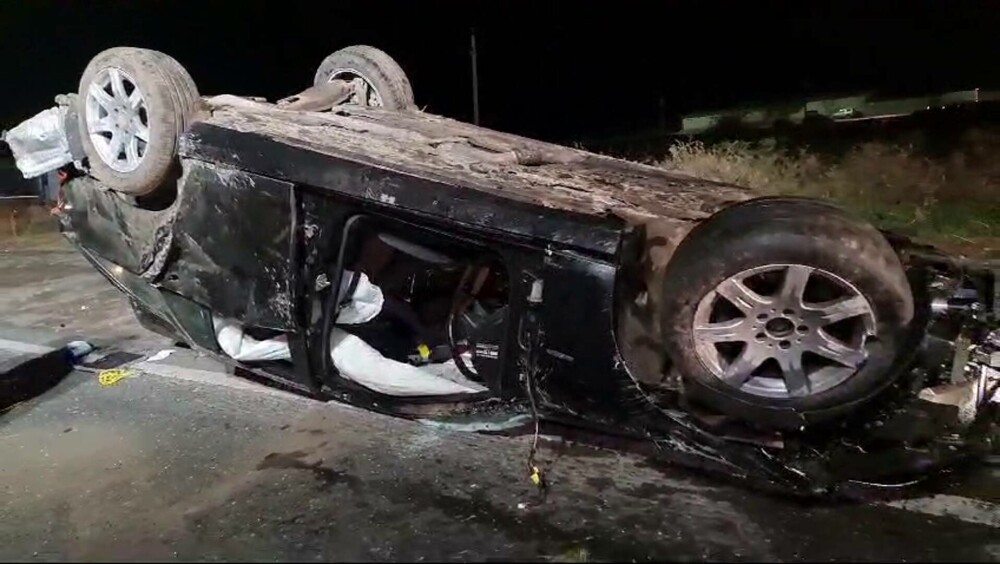 Doi bărbați au fost aruncați din mașină, în urma unui grav accident în județul Galați. Unul a murit - Imaginea 1