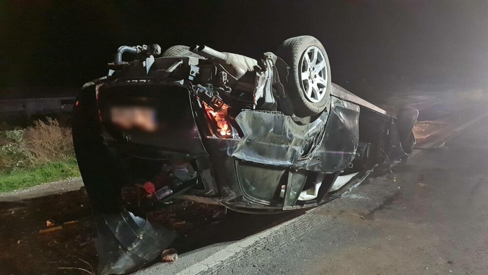 Doi bărbați au fost aruncați din mașină, în urma unui grav accident în județul Galați. Unul a murit - Imaginea 5