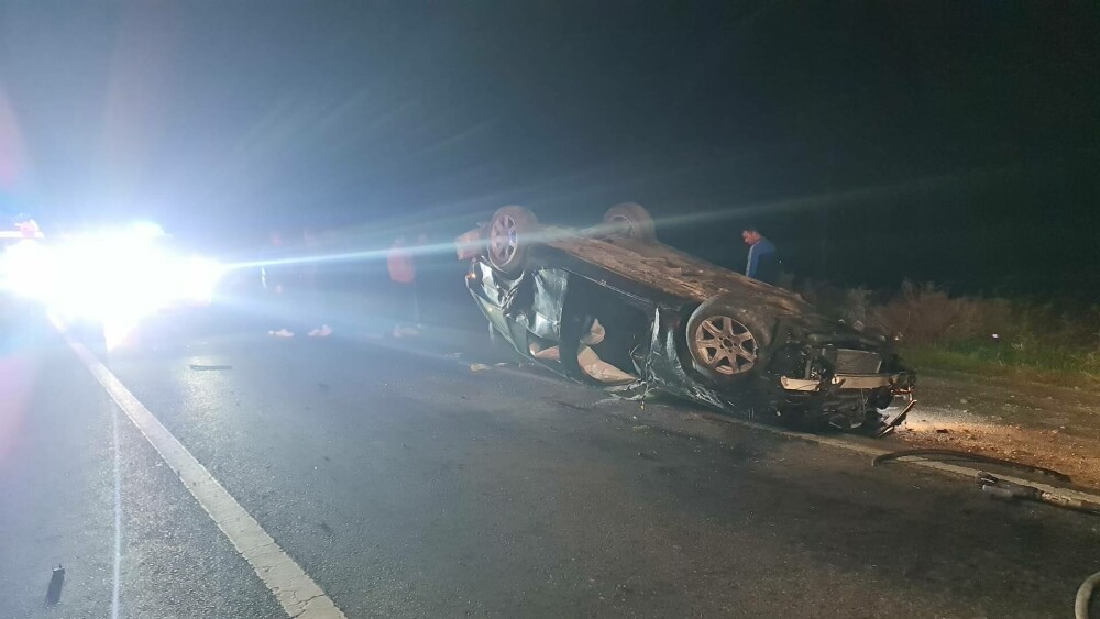 Doi bărbați au fost aruncați din mașină, în urma unui grav accident în județul Galați. Unul a murit - Imaginea 8