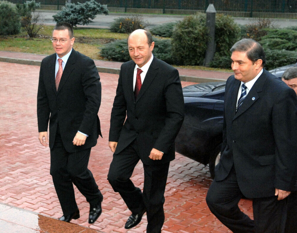 Mihai-Razvan Ungureanu, presedintele Traian Basescu si general maior Silviu Predoiu în 2007
