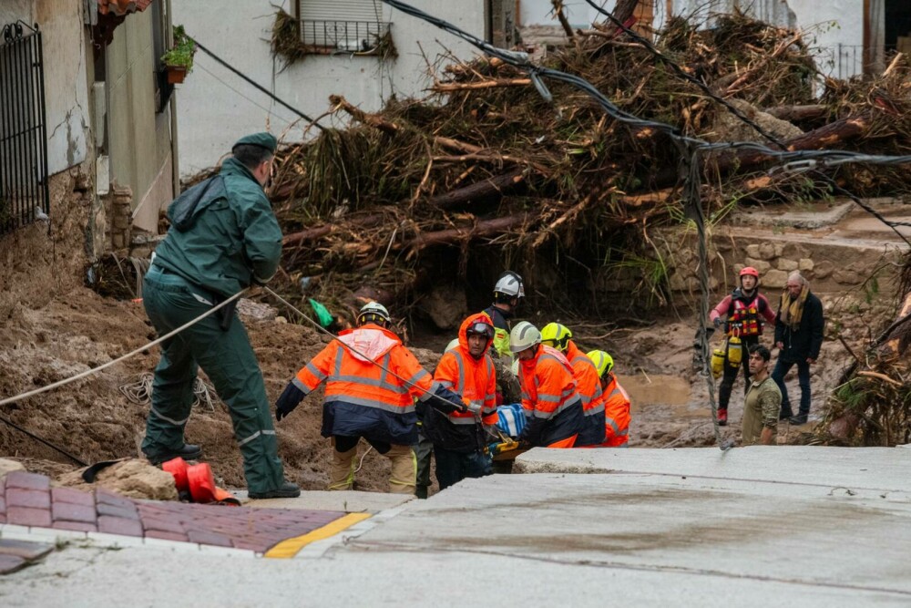 Inundații devastatoare în Spania. Cel puțin 51 de oameni au murit după ce viiturile au măturat totul în cale. GALERIE FOTO - Imaginea 1