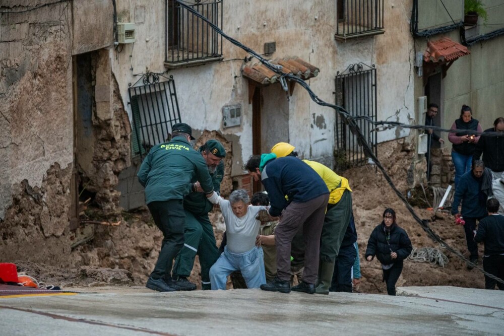 Inundații devastatoare în Spania. Cel puțin 51 de oameni au murit după ce viiturile au măturat totul în cale. GALERIE FOTO - Imaginea 16