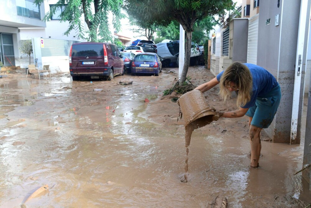 Inundații devastatoare în Spania. Cel puțin 51 de oameni au murit după ce viiturile au măturat totul în cale. GALERIE FOTO - Imaginea 18