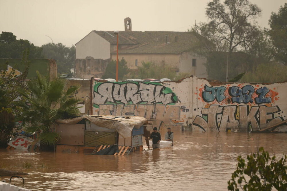 Potop cum nu s-a mai văzut, în Spania. A plouat într-o zi cât într-un an. Sunt 95 de morți, poduri și clădiri prăbușite.VIDEO - Imaginea 54