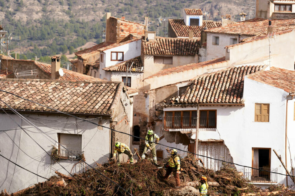 Dezastrul din Valencia în imagini. În doar 8 ore, a plouat cât pentru un an întreg. Bilanțul deceselor | FOTO & VIDEO - Imaginea 6