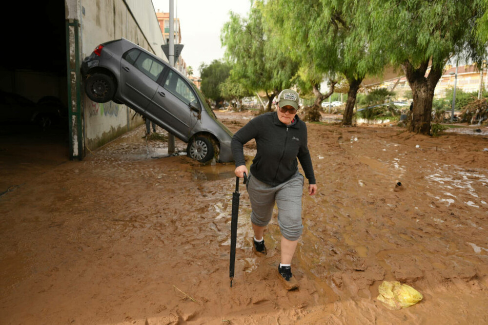 Dezastrul din Valencia în imagini. În doar 8 ore, a plouat cât pentru un an întreg. Bilanțul deceselor | FOTO & VIDEO - Imaginea 7