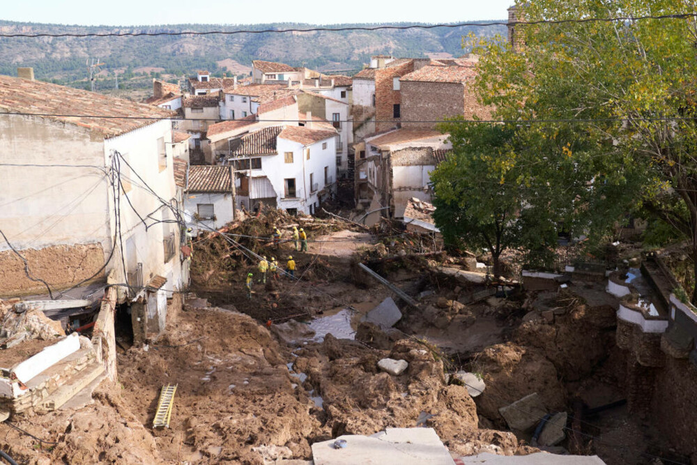 Dezastrul din Valencia în imagini. În doar 8 ore, a plouat cât pentru un an întreg. Bilanțul deceselor | FOTO & VIDEO - Imaginea 8