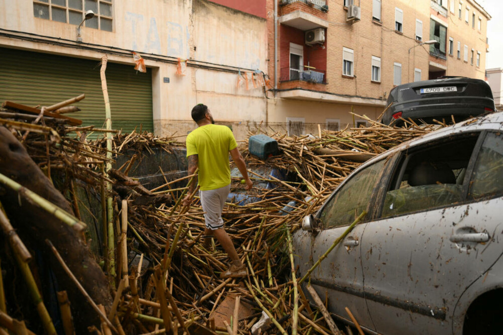 Dezastrul din Valencia în imagini. În doar 8 ore, a plouat cât pentru un an întreg. Bilanțul deceselor | FOTO & VIDEO - Imaginea 9