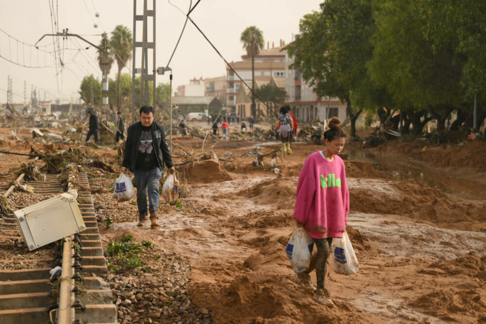 Dezastrul din Valencia în imagini. În doar 8 ore, a plouat cât pentru un an întreg. Bilanțul deceselor | FOTO & VIDEO - Imaginea 10