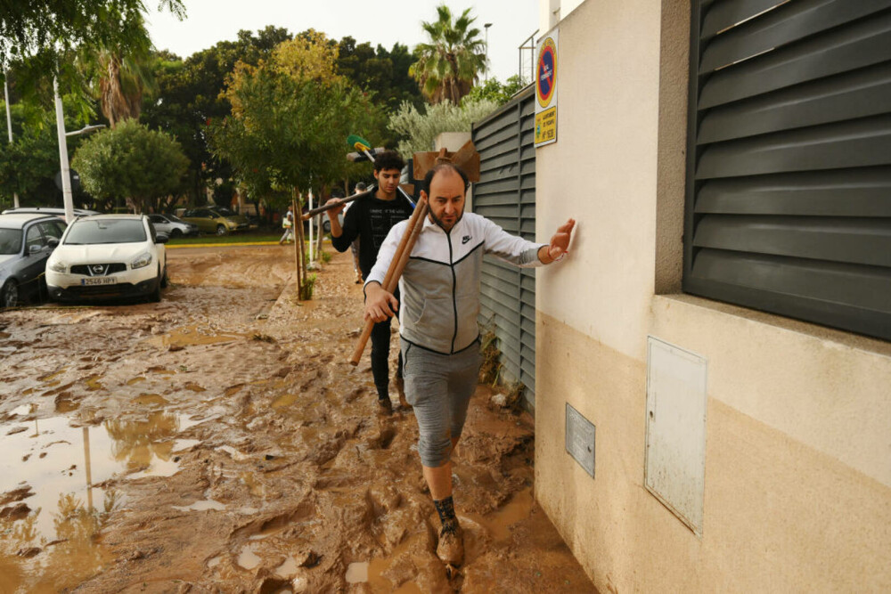 Dezastrul din Valencia în imagini. În doar 8 ore, a plouat cât pentru un an întreg. Bilanțul deceselor | FOTO & VIDEO - Imaginea 11