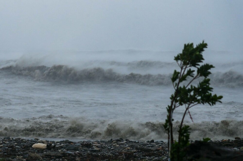 Taifunul Kong-rey a făcut prăpăd în Taiwan. O persoană a murit și alte 73 sunt rănite. GALERIE FOTO - Imaginea 9