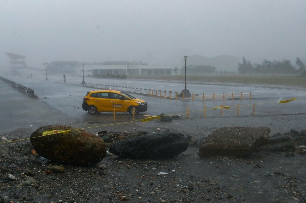 Taifunul Kong-rey a făcut prăpăd în Taiwan. O persoană a murit și alte 73 sunt rănite. GALERIE FOTO - Imaginea 4