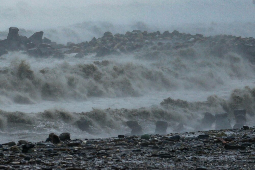 Taifunul Kong-rey a făcut prăpăd în Taiwan. O persoană a murit și alte 73 sunt rănite. GALERIE FOTO - Imaginea 1