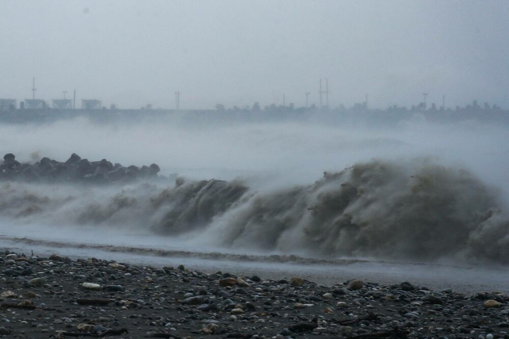 Taifunul Kong-rey a făcut prăpăd în Taiwan. O persoană a murit și alte 73 sunt rănite. GALERIE FOTO - Imaginea 2