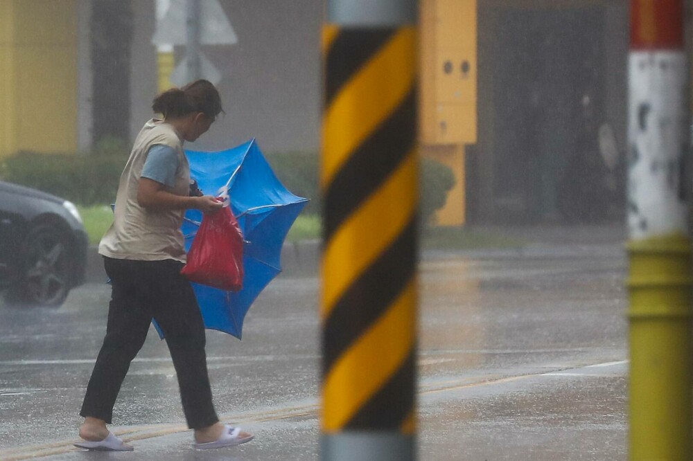 Taifunul Kong-rey a făcut prăpăd în Taiwan. O persoană a murit și alte 73 sunt rănite. GALERIE FOTO - Imaginea 10