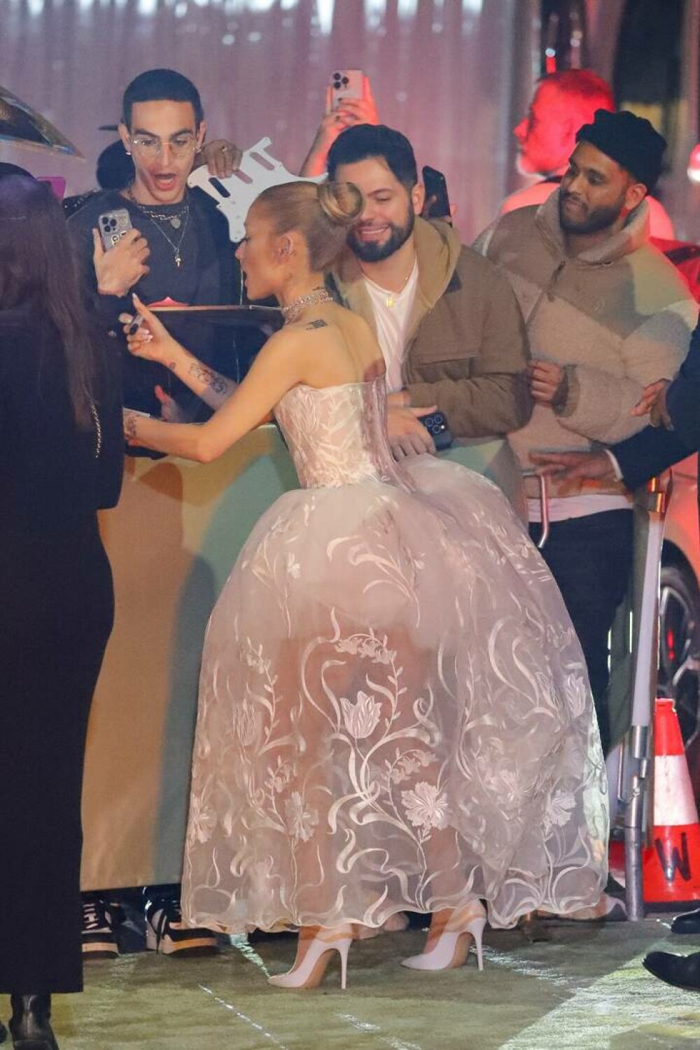 Ariana Grande, din ce în ce mai slabă. Fanii artistei sunt îngrijorați de noua sa înfățișare. FOTO - Imaginea 10