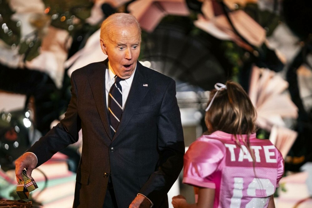 Joe Biden a ”mușcat” în joacă mai mulţi copii, în timpul petrecerii de Halloween de la Casa Albă. Imaginile au devenit virale - Imaginea 16