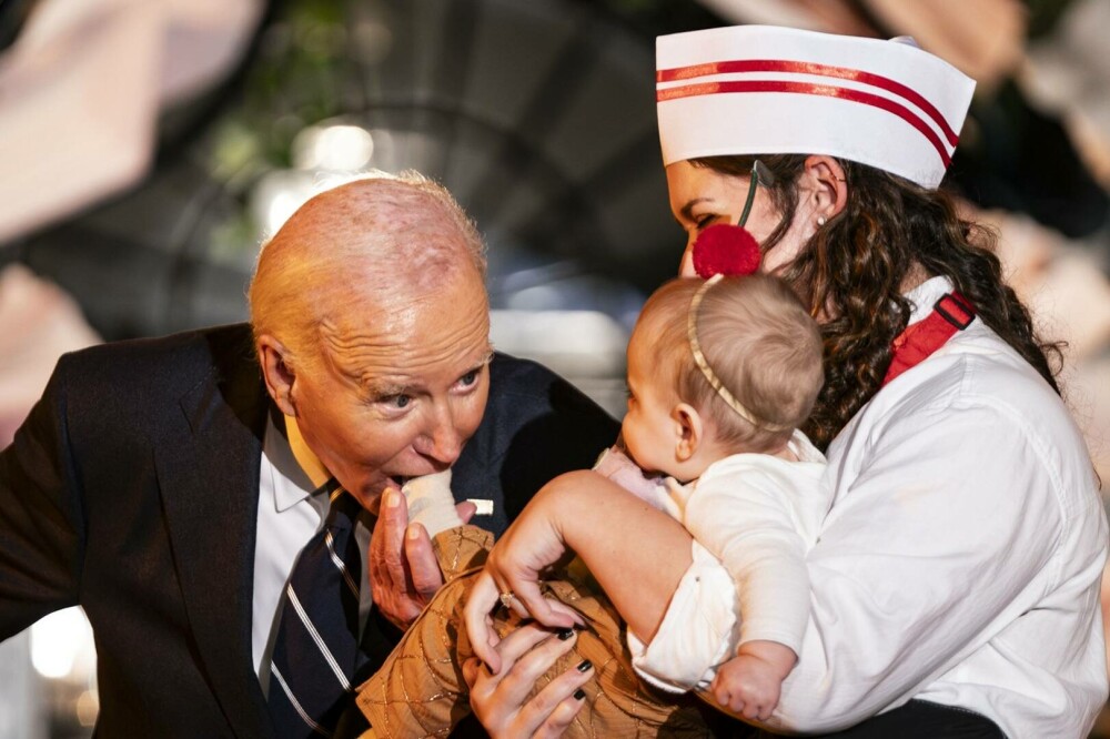 Joe Biden a ”mușcat” în joacă mai mulţi copii, în timpul petrecerii de Halloween de la Casa Albă. Imaginile au devenit virale - Imaginea 2