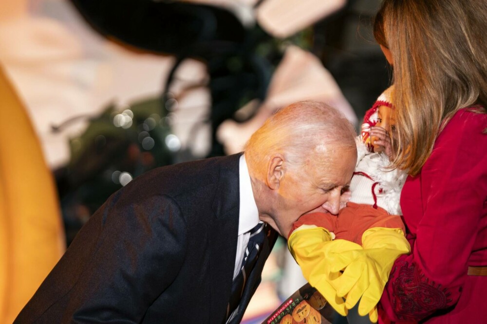 Joe Biden a ”mușcat” în joacă mai mulţi copii, în timpul petrecerii de Halloween de la Casa Albă. Imaginile au devenit virale - Imaginea 1