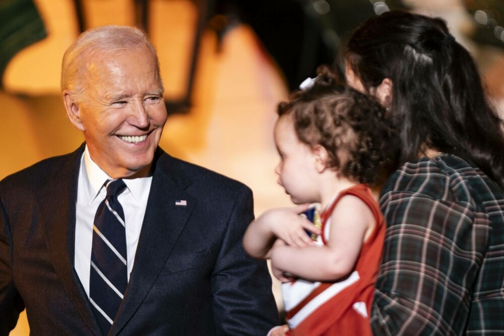 Joe Biden a ”mușcat” în joacă mai mulţi copii, în timpul petrecerii de Halloween de la Casa Albă. Imaginile au devenit virale - Imaginea 10