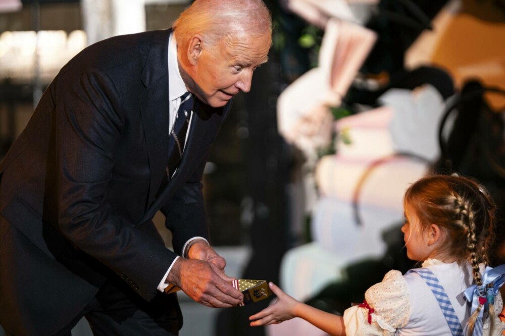 Joe Biden a ”mușcat” în joacă mai mulţi copii, în timpul petrecerii de Halloween de la Casa Albă. Imaginile au devenit virale - Imaginea 7