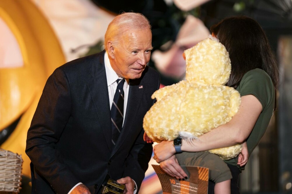 Joe Biden a ”mușcat” în joacă mai mulţi copii, în timpul petrecerii de Halloween de la Casa Albă. Imaginile au devenit virale - Imaginea 3