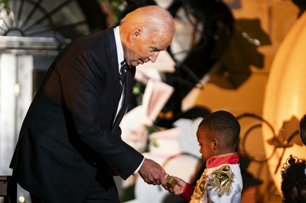 Joe Biden a ”mușcat” în joacă mai mulţi copii, în timpul petrecerii de Halloween de la Casa Albă. Imaginile au devenit virale - Imaginea 13