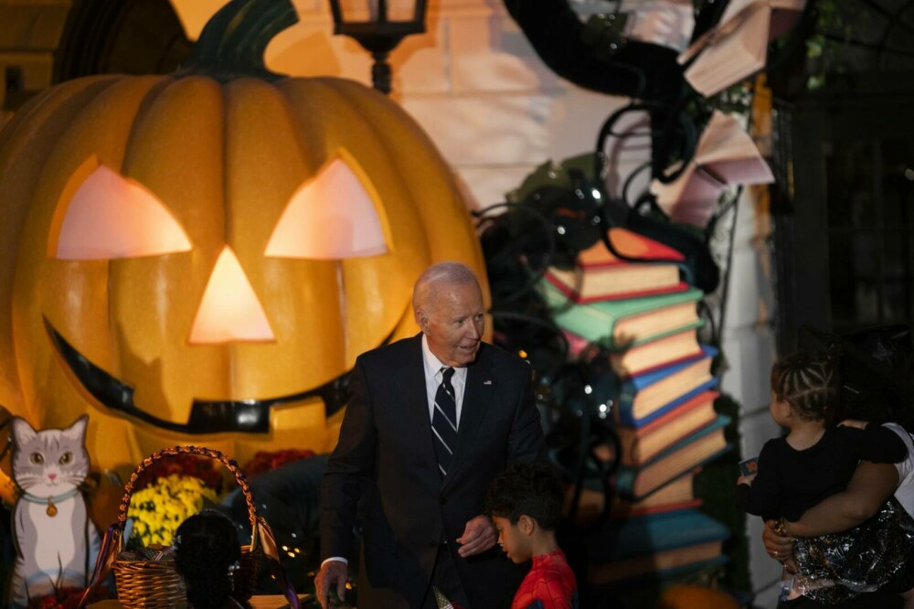 Joe Biden a ”mușcat” în joacă mai mulţi copii, în timpul petrecerii de Halloween de la Casa Albă. Imaginile au devenit virale - Imaginea 17