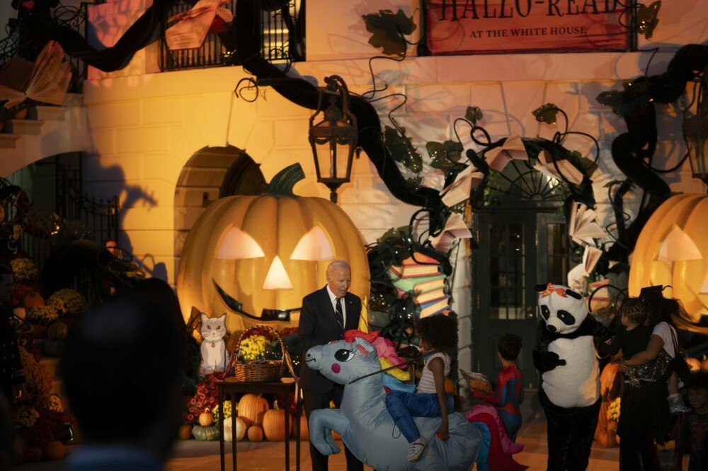 Joe Biden a ”mușcat” în joacă mai mulţi copii, în timpul petrecerii de Halloween de la Casa Albă. Imaginile au devenit virale - Imaginea 20