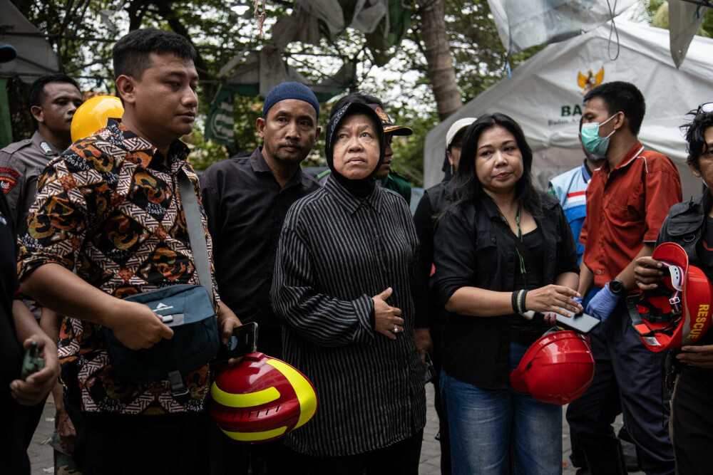 Cel puţin 91 de elevi au rămas prinşi sub dărâmături, la două zile după ce o clădire a unei şcoli s-a prăbuşit, în Indonezia - Imaginea 1