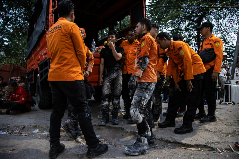 Cel puţin 91 de elevi au rămas prinşi sub dărâmături, la două zile după ce o clădire a unei şcoli s-a prăbuşit, în Indonezia - Imaginea 2