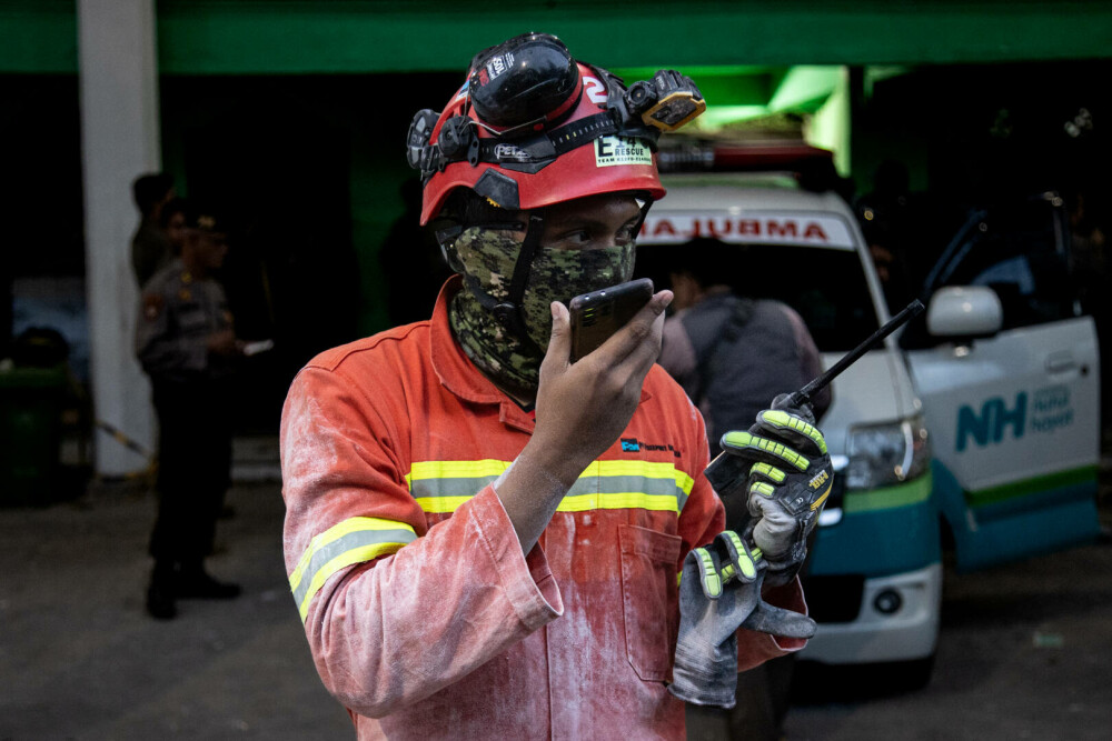 Cel puţin 91 de elevi au rămas prinşi sub dărâmături, la două zile după ce o clădire a unei şcoli s-a prăbuşit, în Indonezia - Imaginea 3