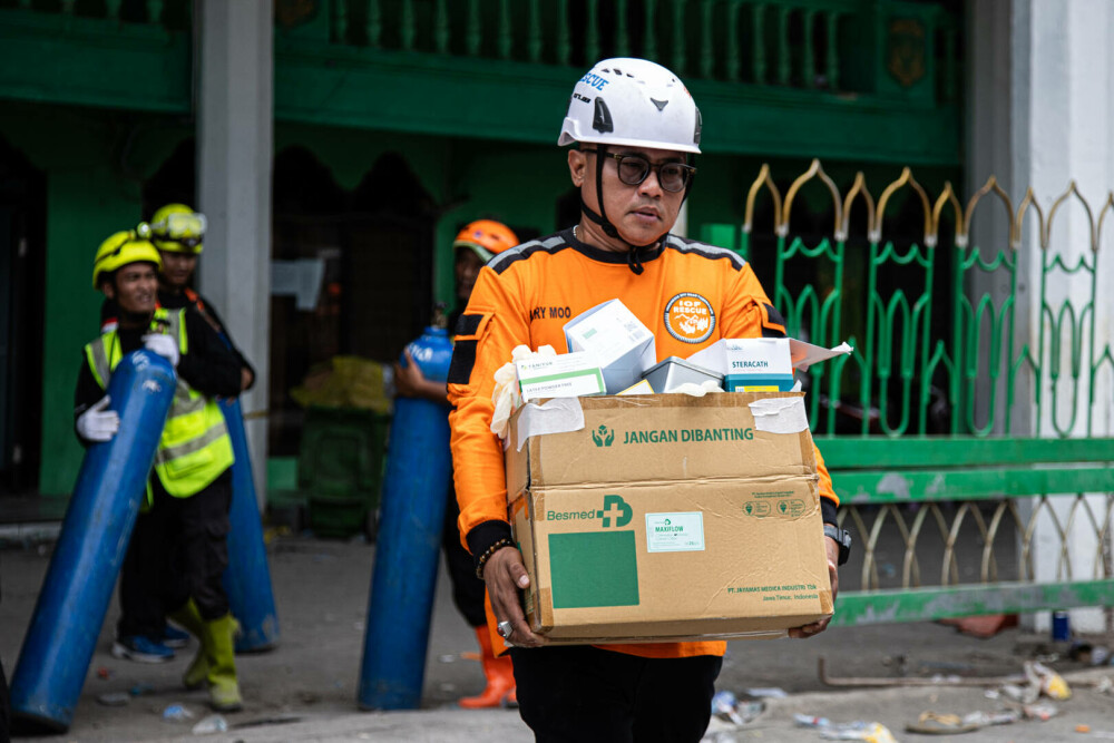 Cel puţin 91 de elevi au rămas prinşi sub dărâmături, la două zile după ce o clădire a unei şcoli s-a prăbuşit, în Indonezia - Imaginea 4